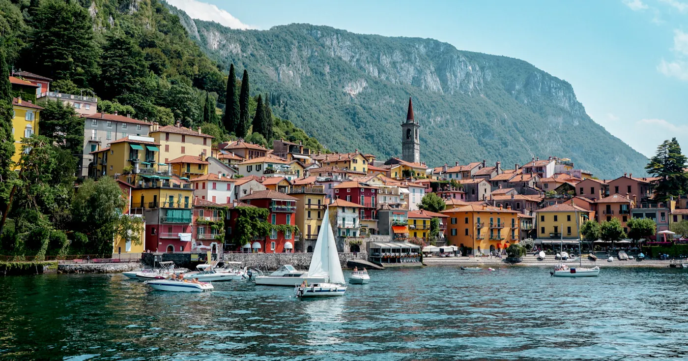 Italien, Lombardei, Varenna Blick auf das Dorf Varenna am Comer See. Lombardei, Italien.