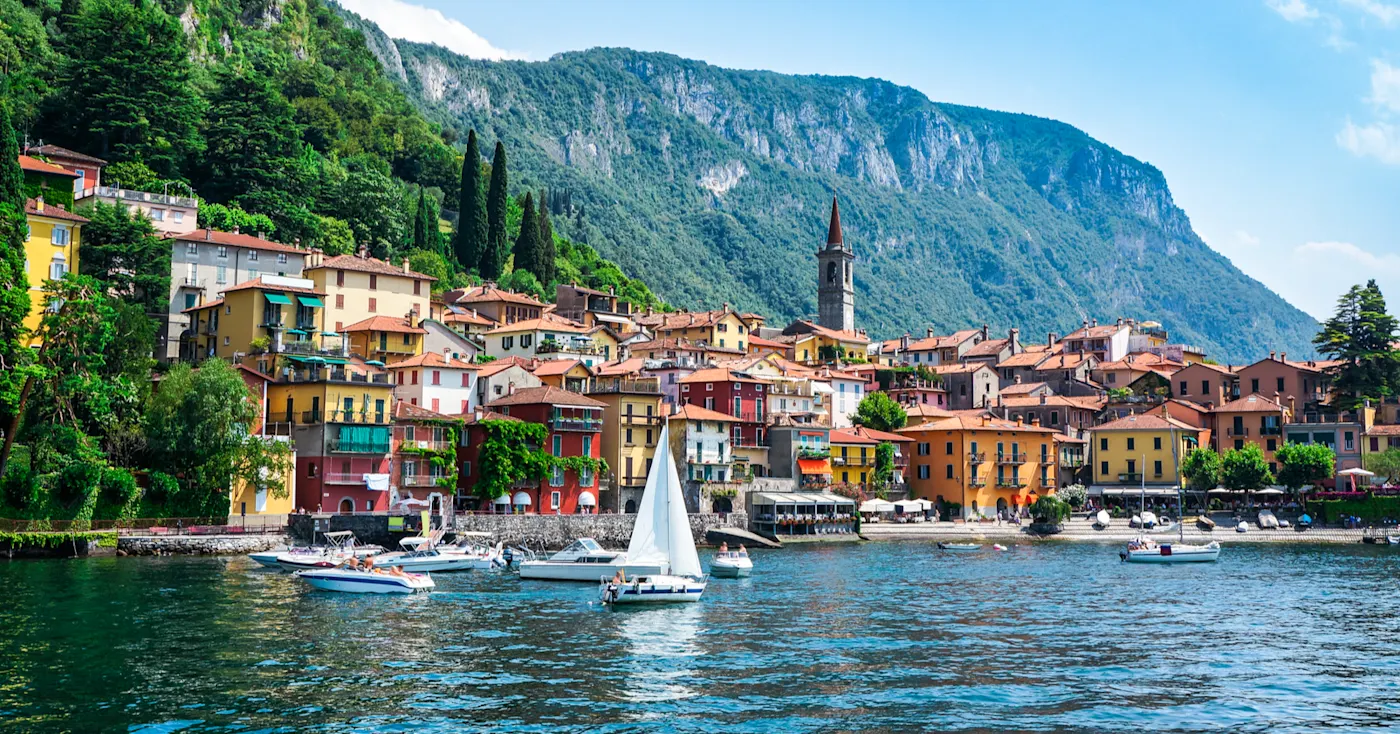 Italien, Lombardei, Varenna Blick auf das Dorf Varenna am Comer See. Lombardei, Italien.