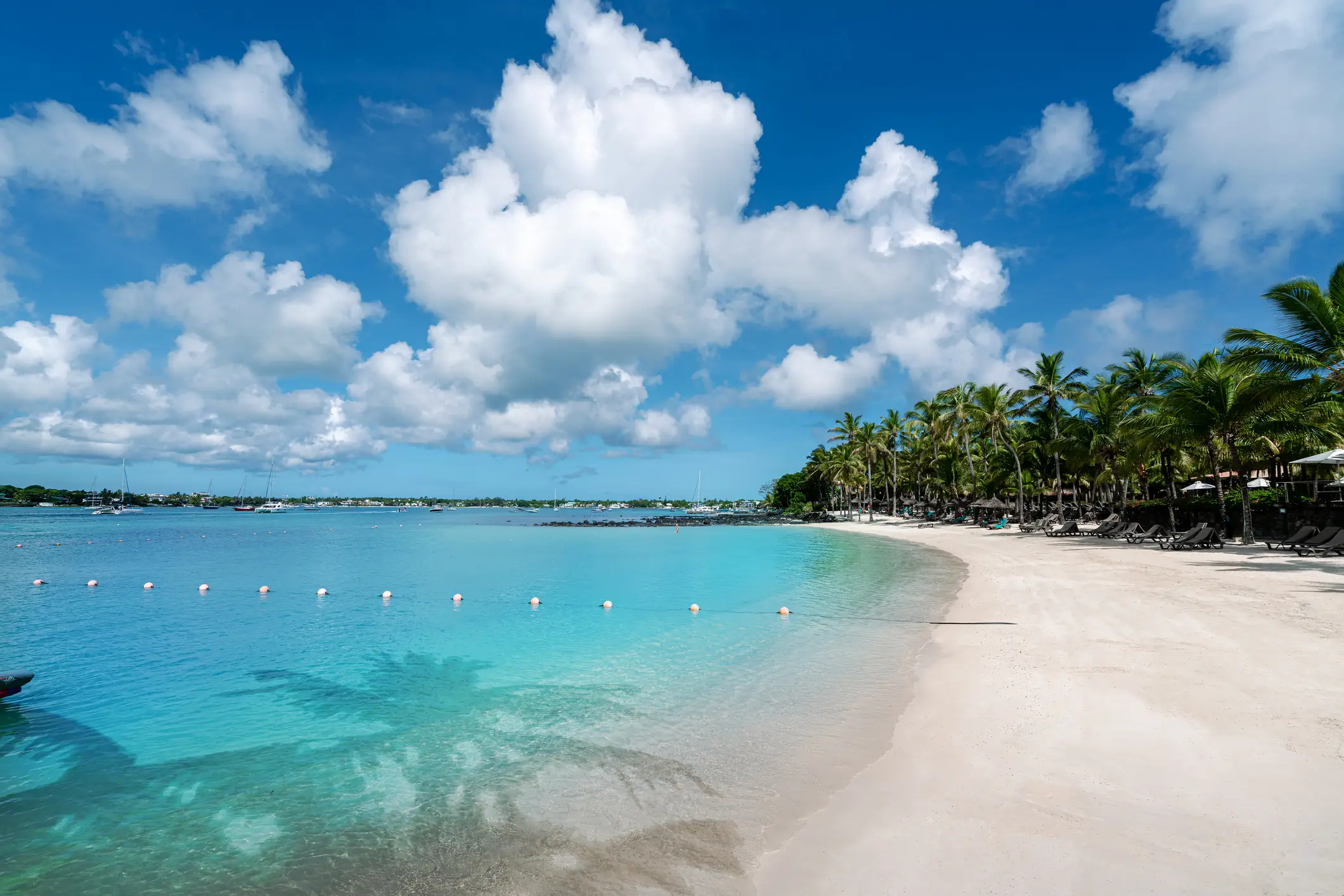 Mauritius, Grand Baie, Strand Weißer Sandstrand und türkisblaues Meer in Grand Baie