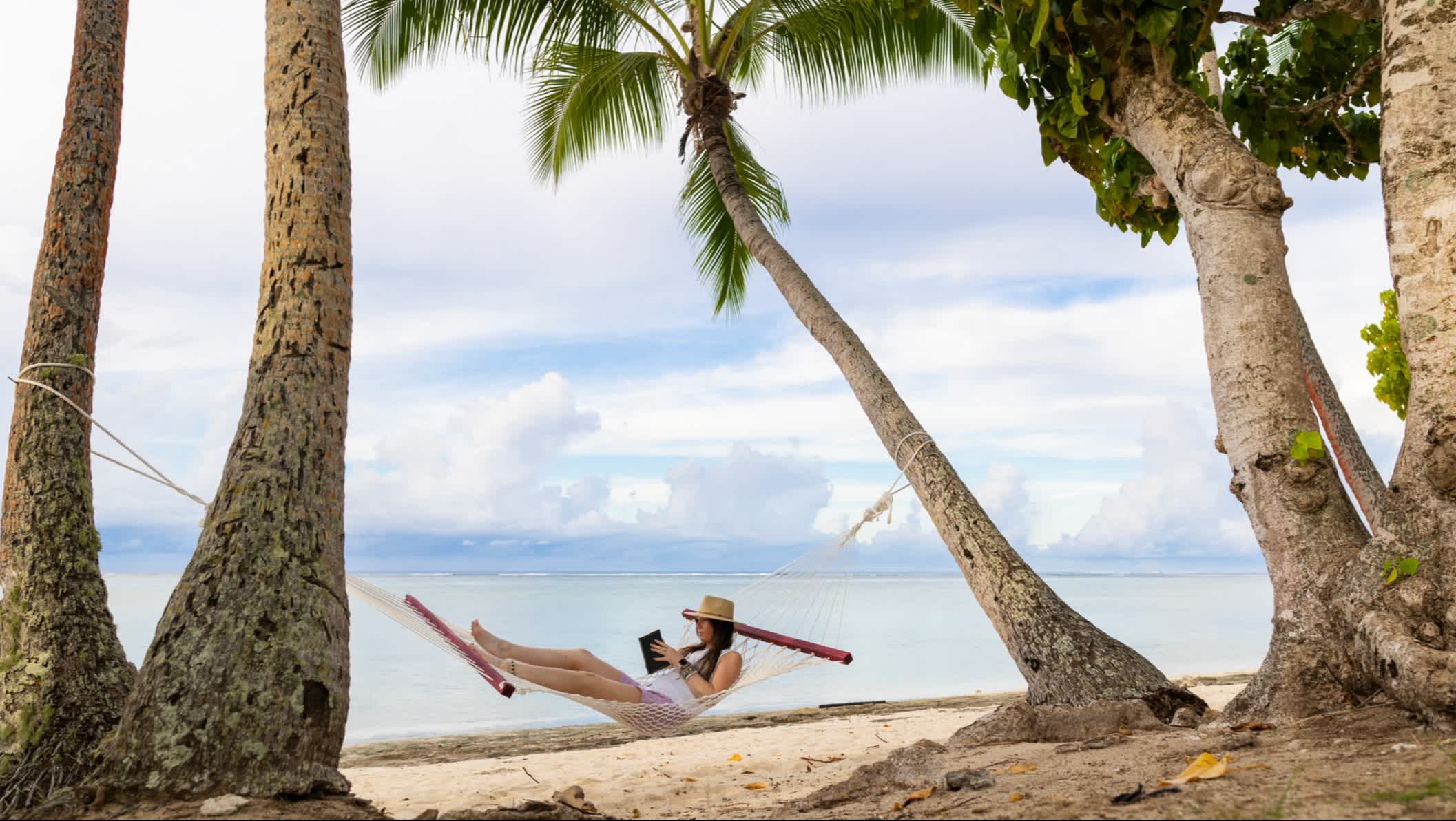 Ein Mann auf der Hängematte, am Strand in Nadi, Fidschi.

