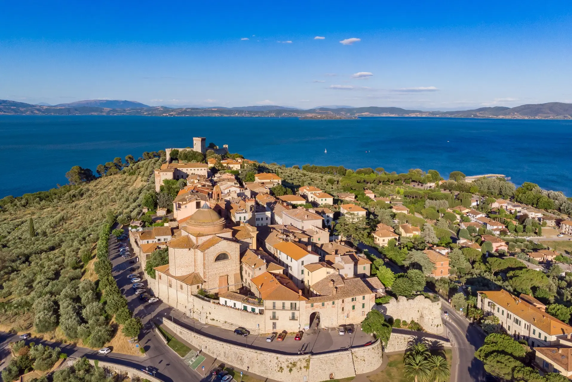 Village avec anciens remparts sur une colline avec vue sur le lac Trasimène, le plus grand lac d'Ombrie