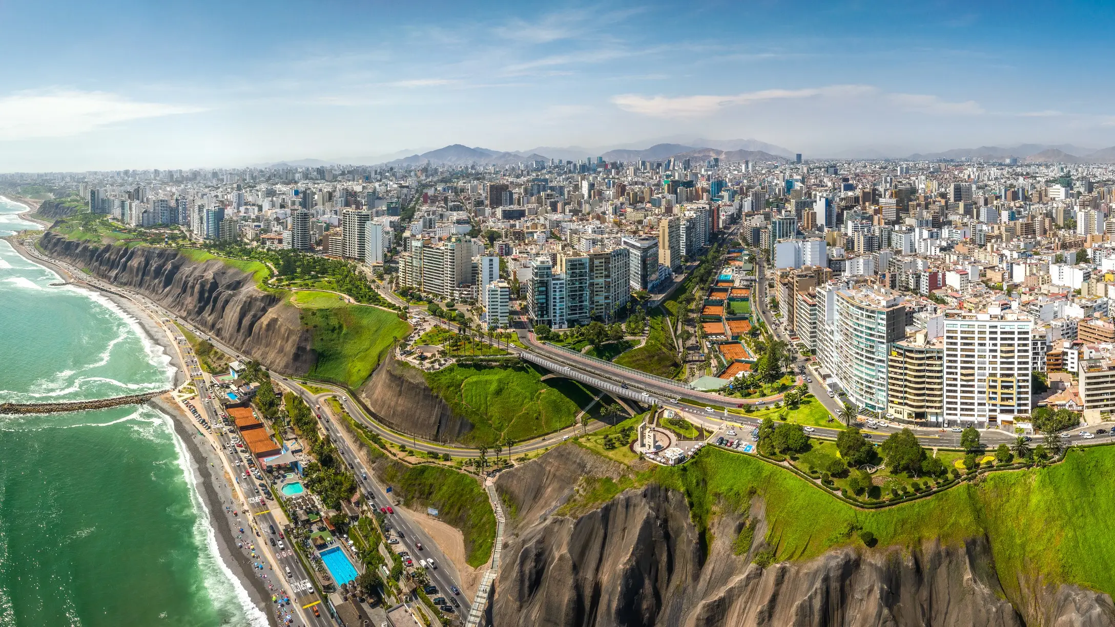 Vue aérienne de la ville de Miraflores, de la falaise et de l'autoroute Costa Verde
