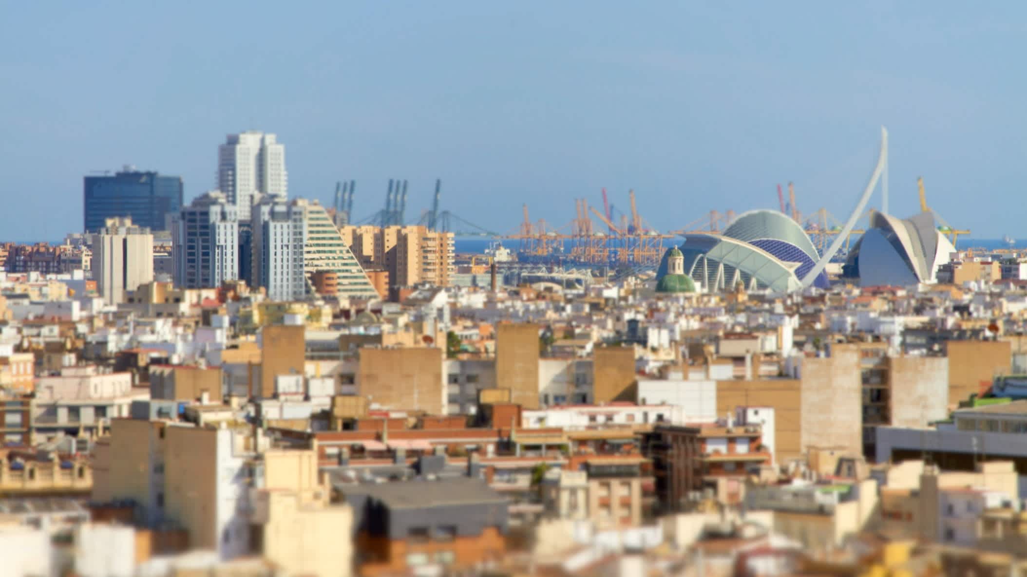 Vue aérienne de la ville de Valence avec la Cité des arts et des sciences à droite, Espagne