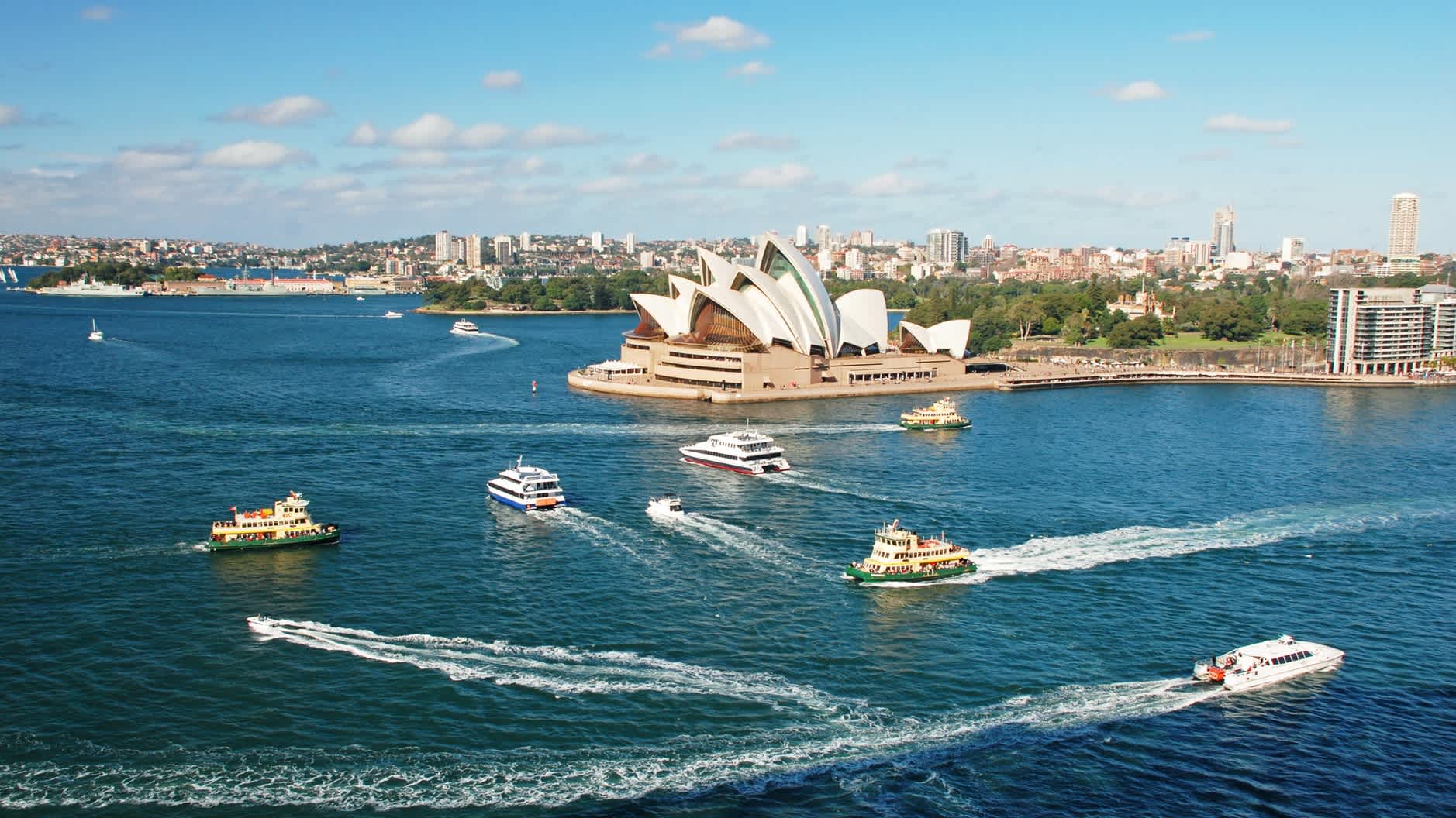 Opernhaus von Sydney mit Fähren im Vordergrund, aufgenommen von der Harbour Bridge, Australien. 