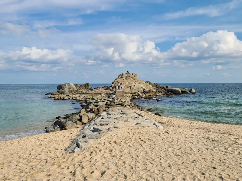 Südkoreas Strände bieten weiten, weißen Sand, besonders an Orten wie der Jeongdongjin Beach und der Haeundae Beach, die für ihre malerische Schönheit und ruhige Atmosphäre bekannt sind