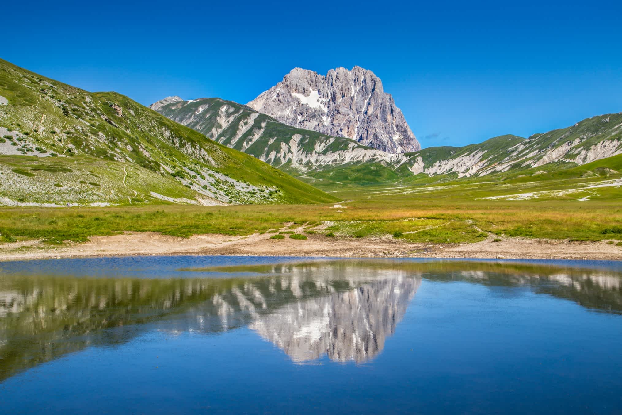 See und Blick auf den Gran-Sasso-Berg