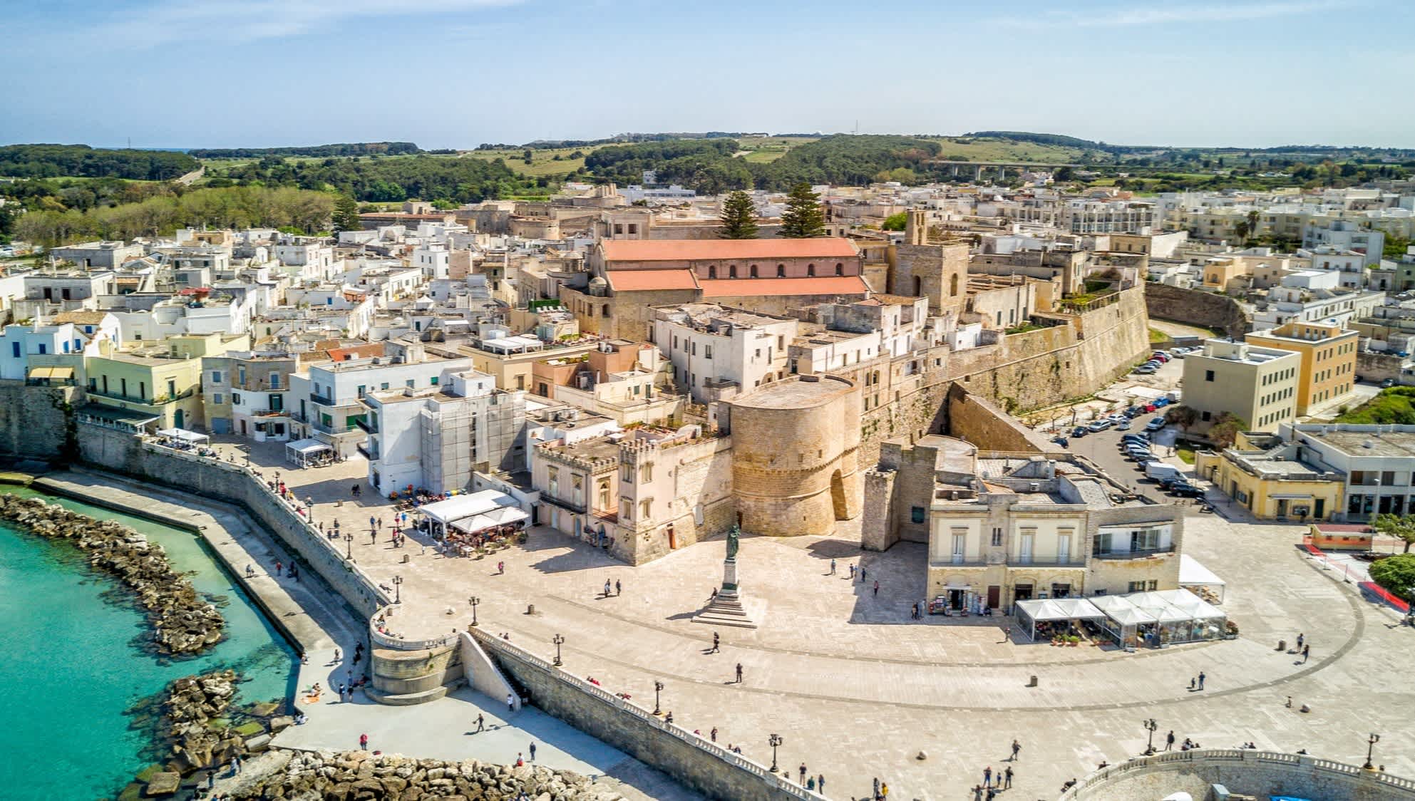 Vue aérienne sur les bâtiments et le château de la ville d'Otranto, dans Pouilles, en Italie.