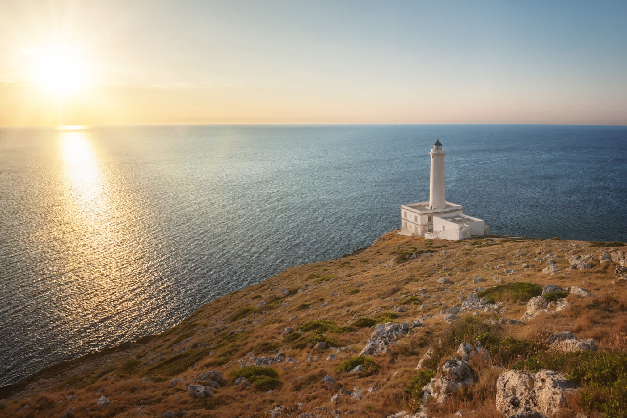 Sonnenaufgang an der Küste Otrantos und Leuchtturm