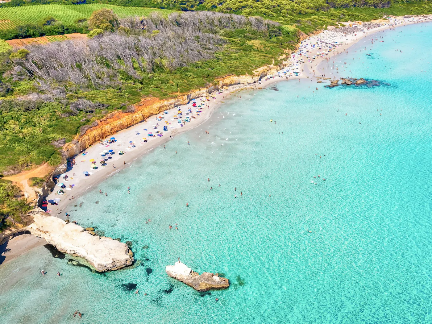 Das türkisblaue, weite Wasser an den Stränden Apuliens ist ruhig und einladend, perfekt für entspannte Tage am Meer.