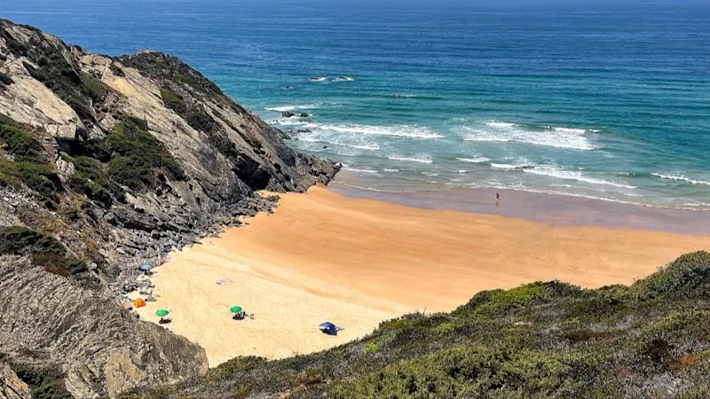 Hohe Klippen der Bucht von Praia Porto Santo, Porto Santo, Madeira, Portugal bei Sonnenschein.