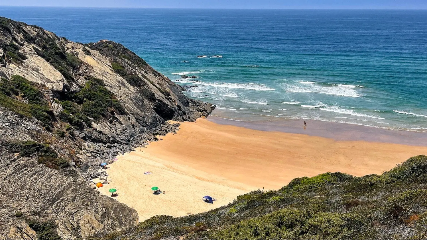 Vue aérienne depuis les falaises de la plage en forme de fer-à-cheval de Odeceixe, en Algarve au Portugal