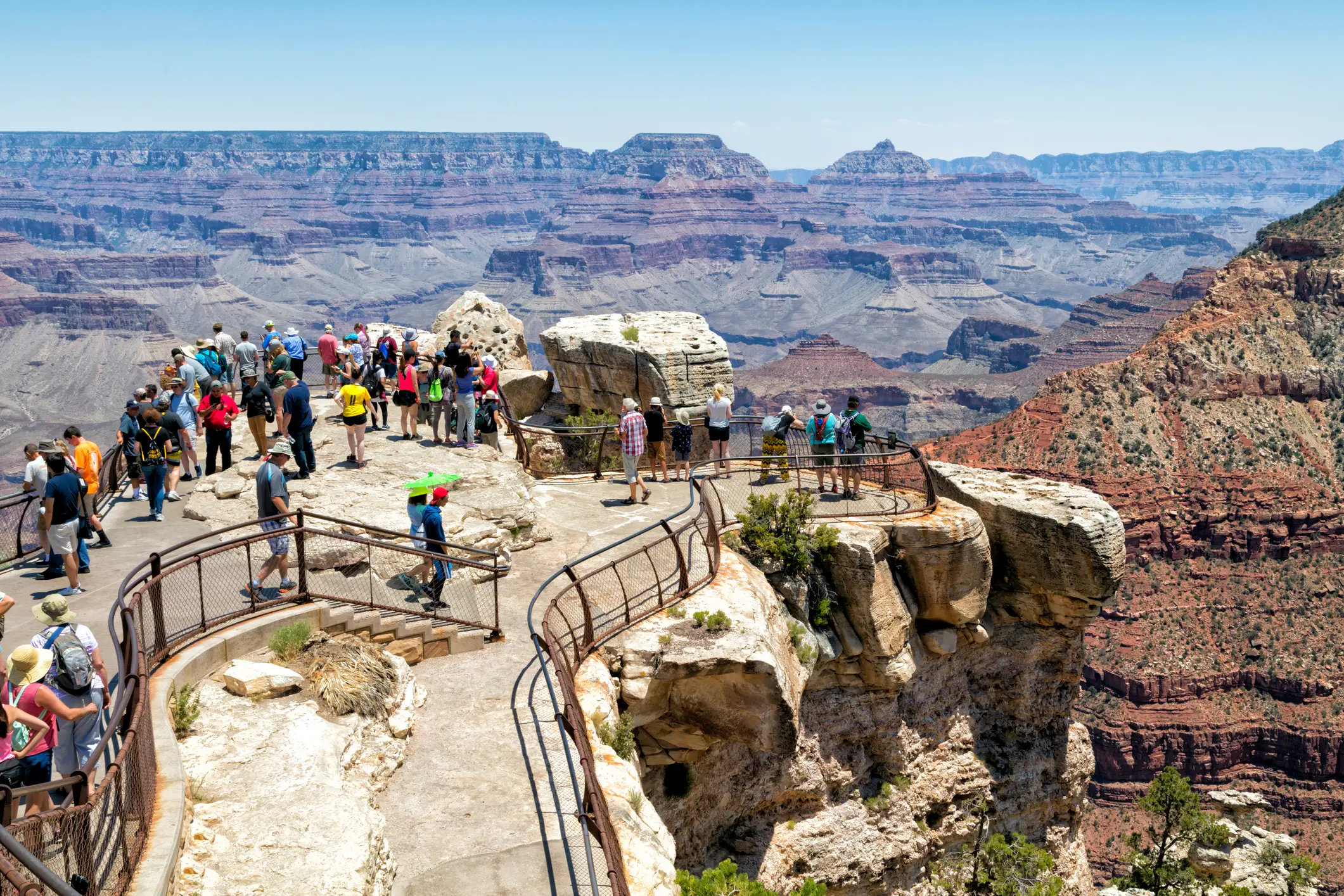USA, Grand Canyon, Aussichtspunkt Menschen an einem Aussichtspunkt am Grand Canyon