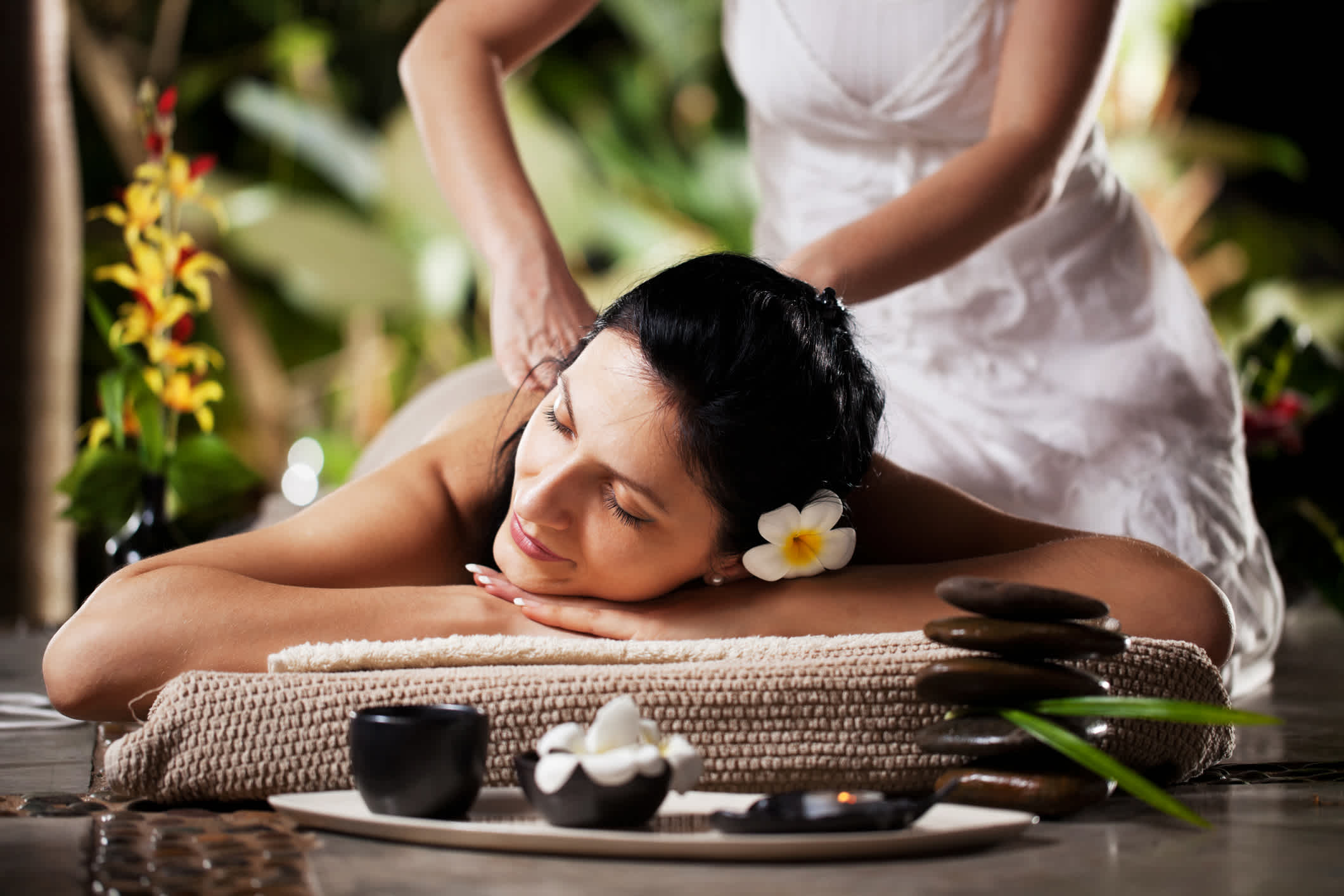Frau erhalten eine Massage im tropischen Spa.