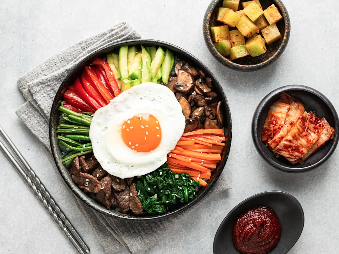 Traditionelles südkoreanisches Gericht, Bibimbap, Reis mit Gemüse, Ei und scharfer Sauce.