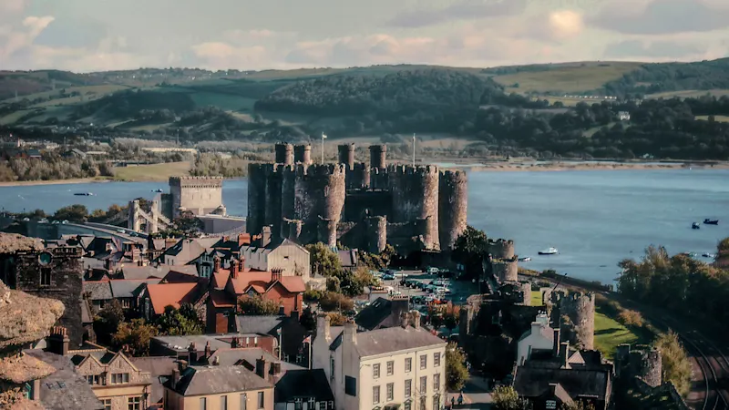 Die mittelalterliche Conwy Castle mit Blick auf einen malerischen Hafen, Conwy, Wales, Großbritannien.