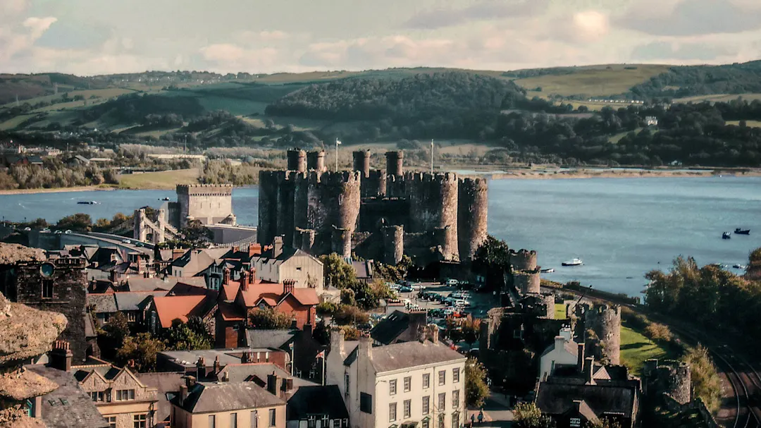 Die mittelalterliche Conwy Castle mit Blick auf einen malerischen Hafen, Conwy, Wales, Großbritannien.