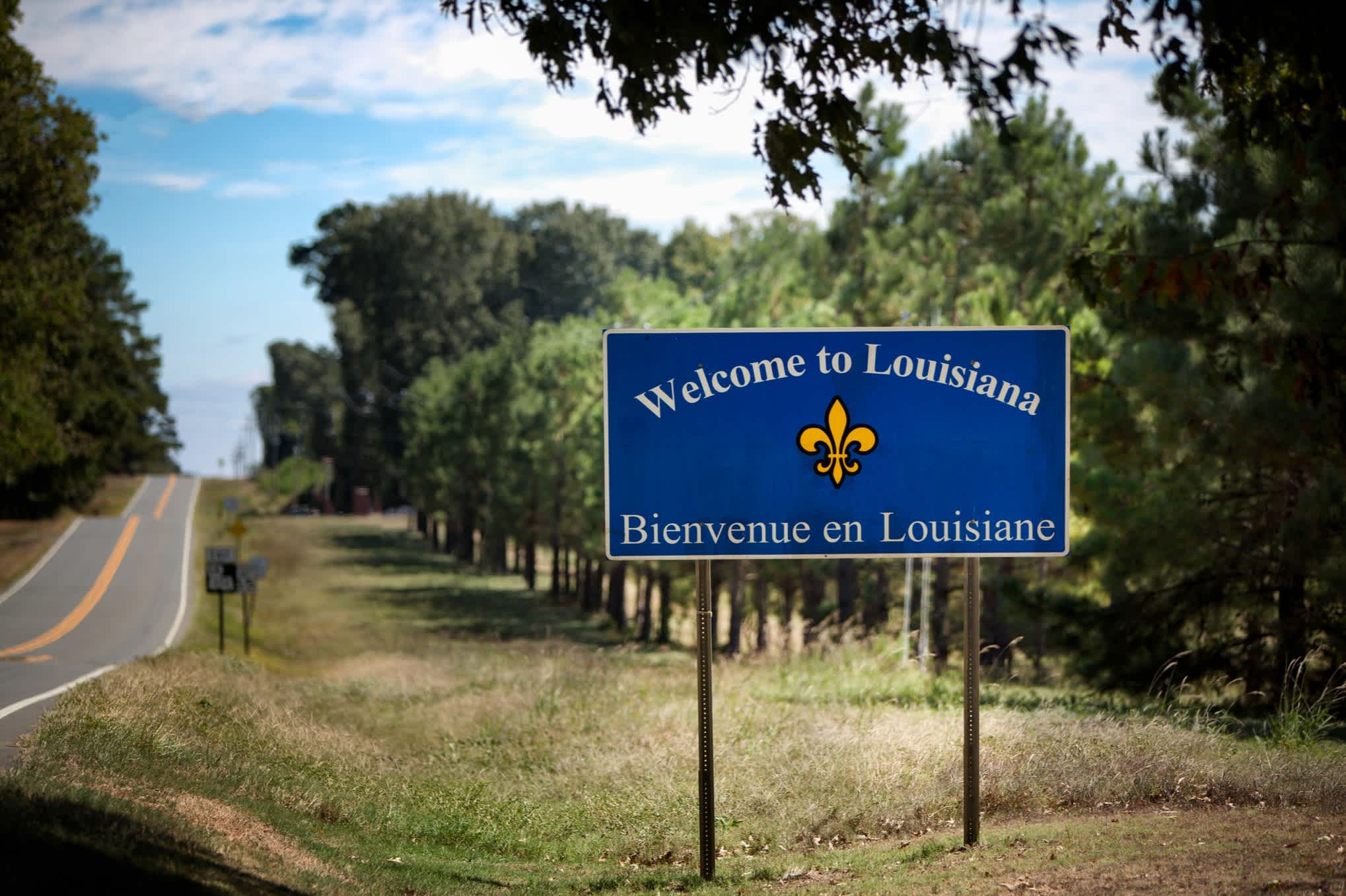 Straßenschild am Highway-Rand mit der Aufschrift "Welcome to Louisiana"
