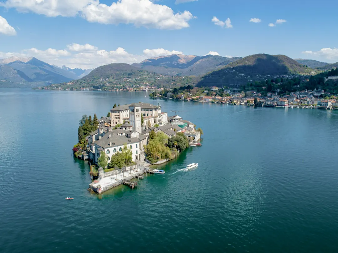 Die Isola San Giulio im Ortasee, Italien, ist eine malerische Insel mit historischen Gebäuden, die mitten im See liegt
