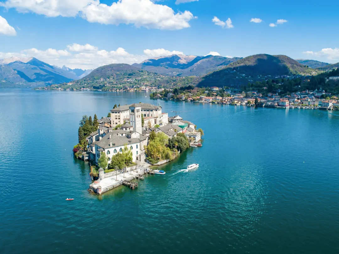 Die Isola San Giulio im Ortasee, Italien, ist eine malerische Insel mit historischen Gebäuden, die mitten im See liegt