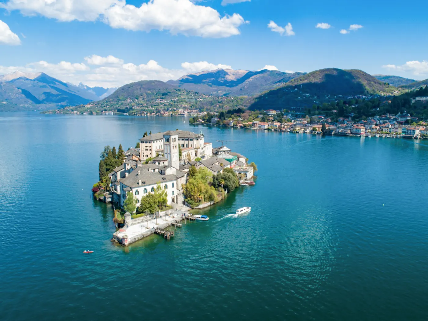 Isola San Giulio dans le lac d'Orta, Italie, est une île pittoresque avec des bâtiments historiques, située au milieu du lac.