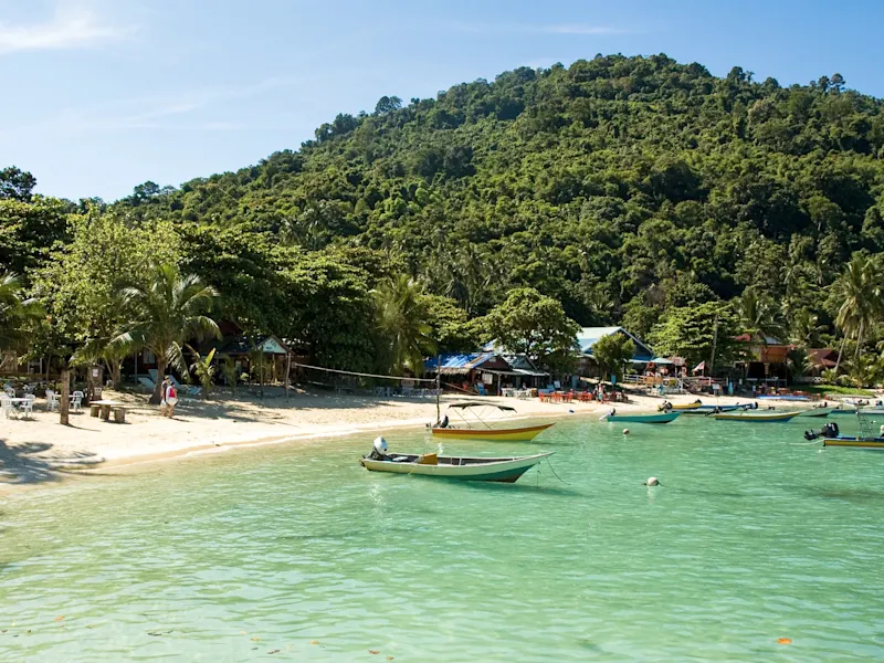 Île de Perhentian, Malaisie L'île de Perhentian en Malaisie enchante avec ses eaux turquoise, ses plages de sable blanc et sa végétation tropicale luxuriante