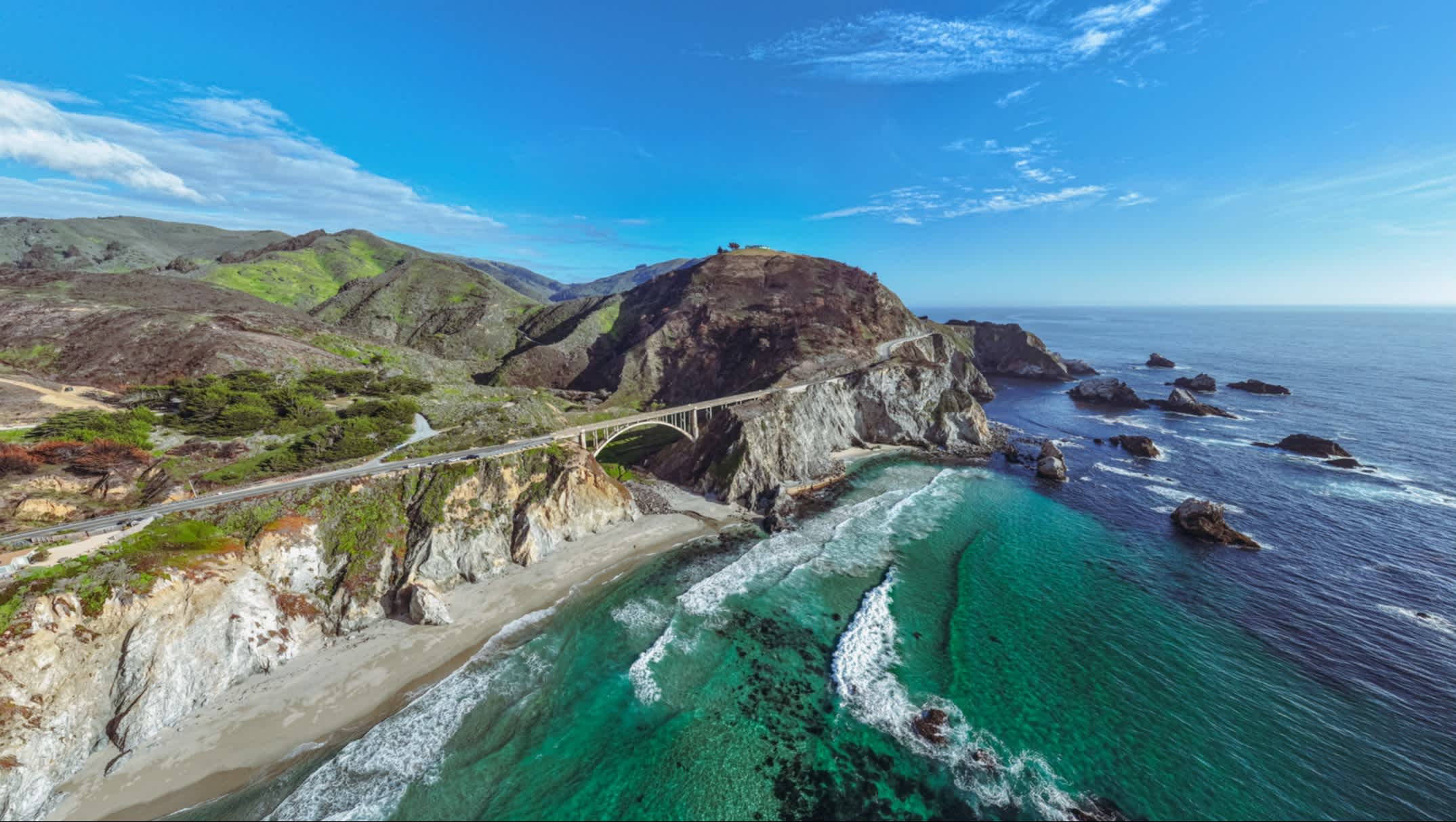 Der Pacific Highway überquert eine alte Brücke an der Küste von Big Sur in Kalifornien, USA.

