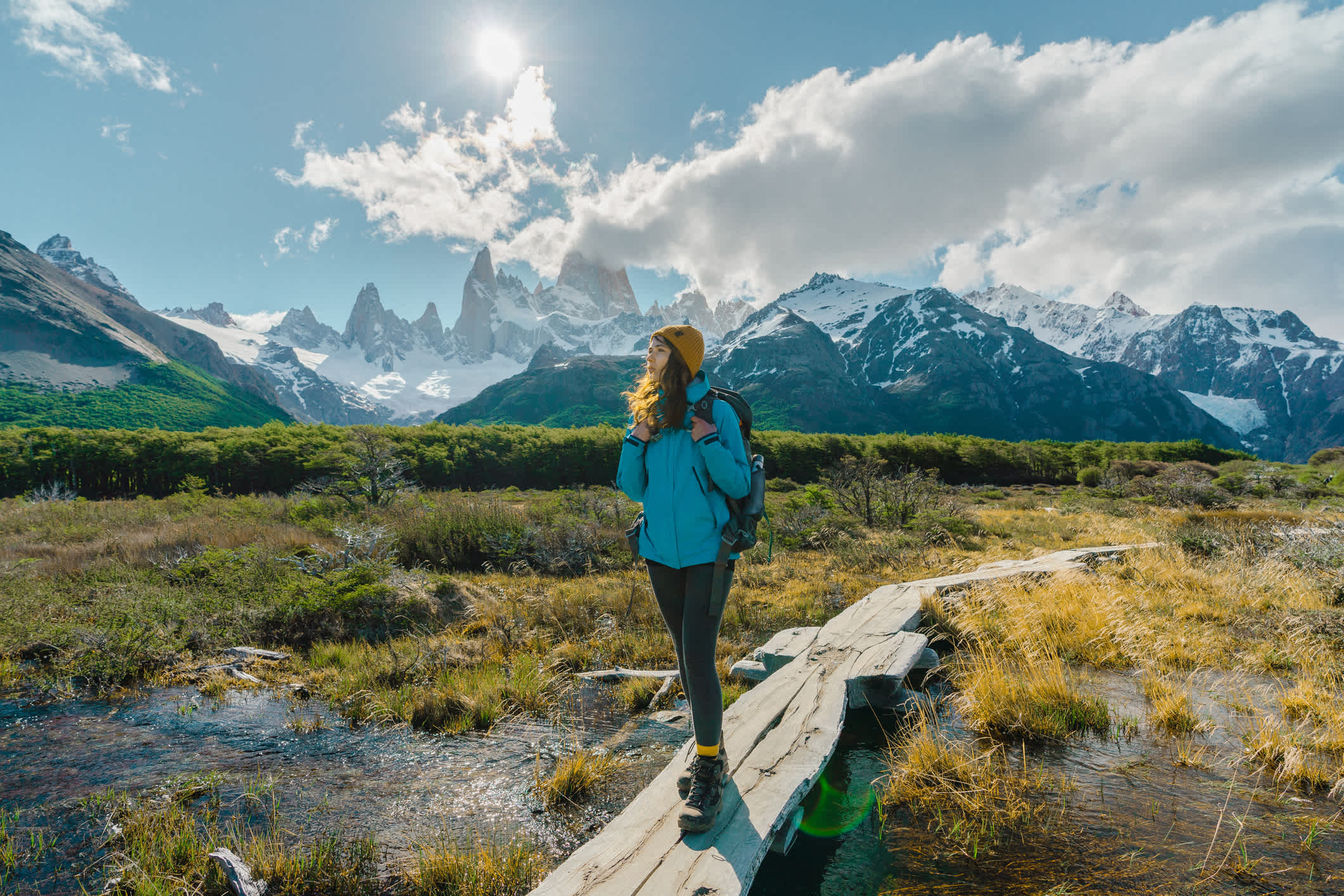 Frau wandert in der Nähe des Fitz Roy Berges in Patagonien, Argentinien.