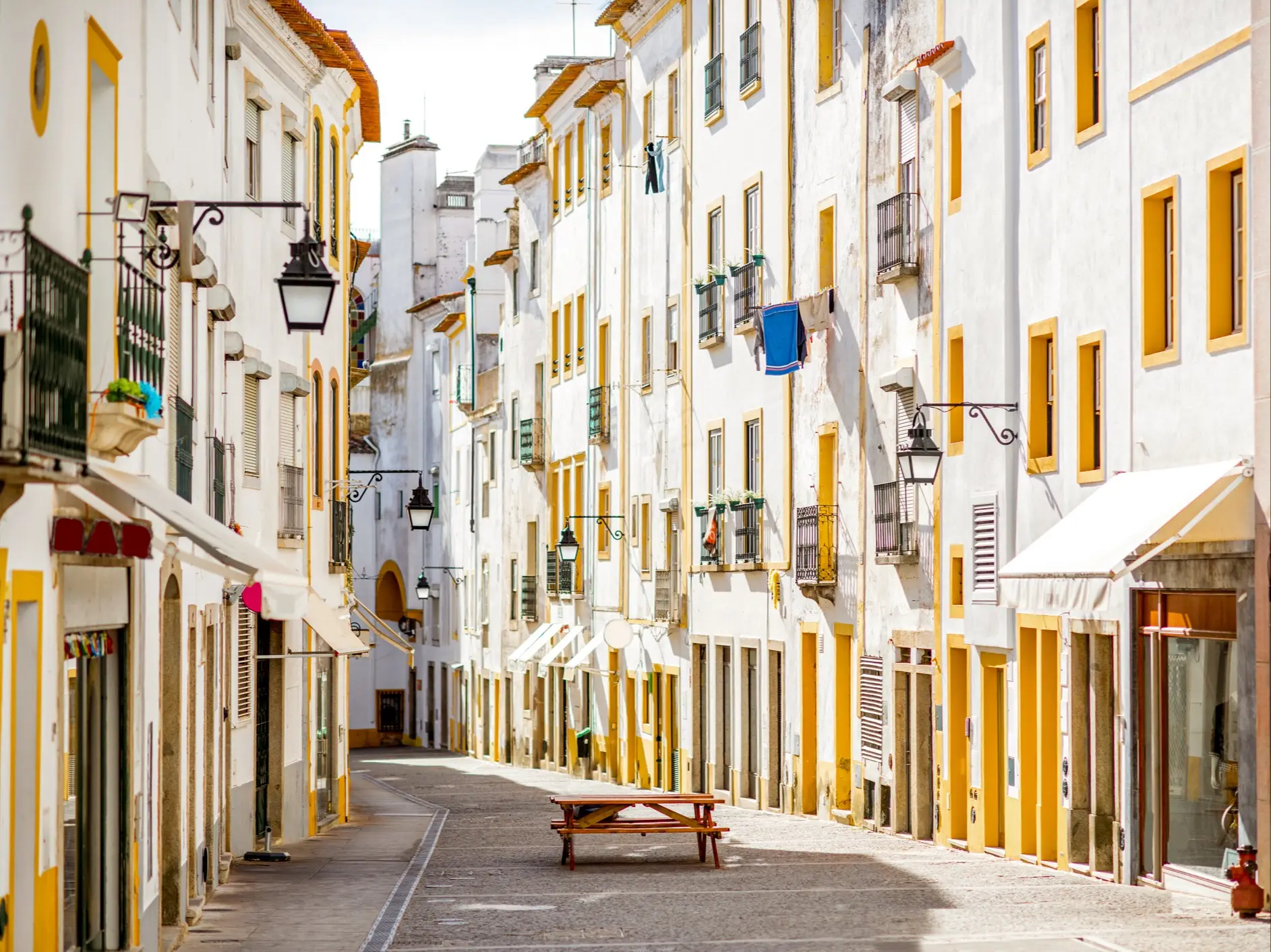 Vue de la rue de la Vieille Ville à Evora, Alentejo, Portugal.