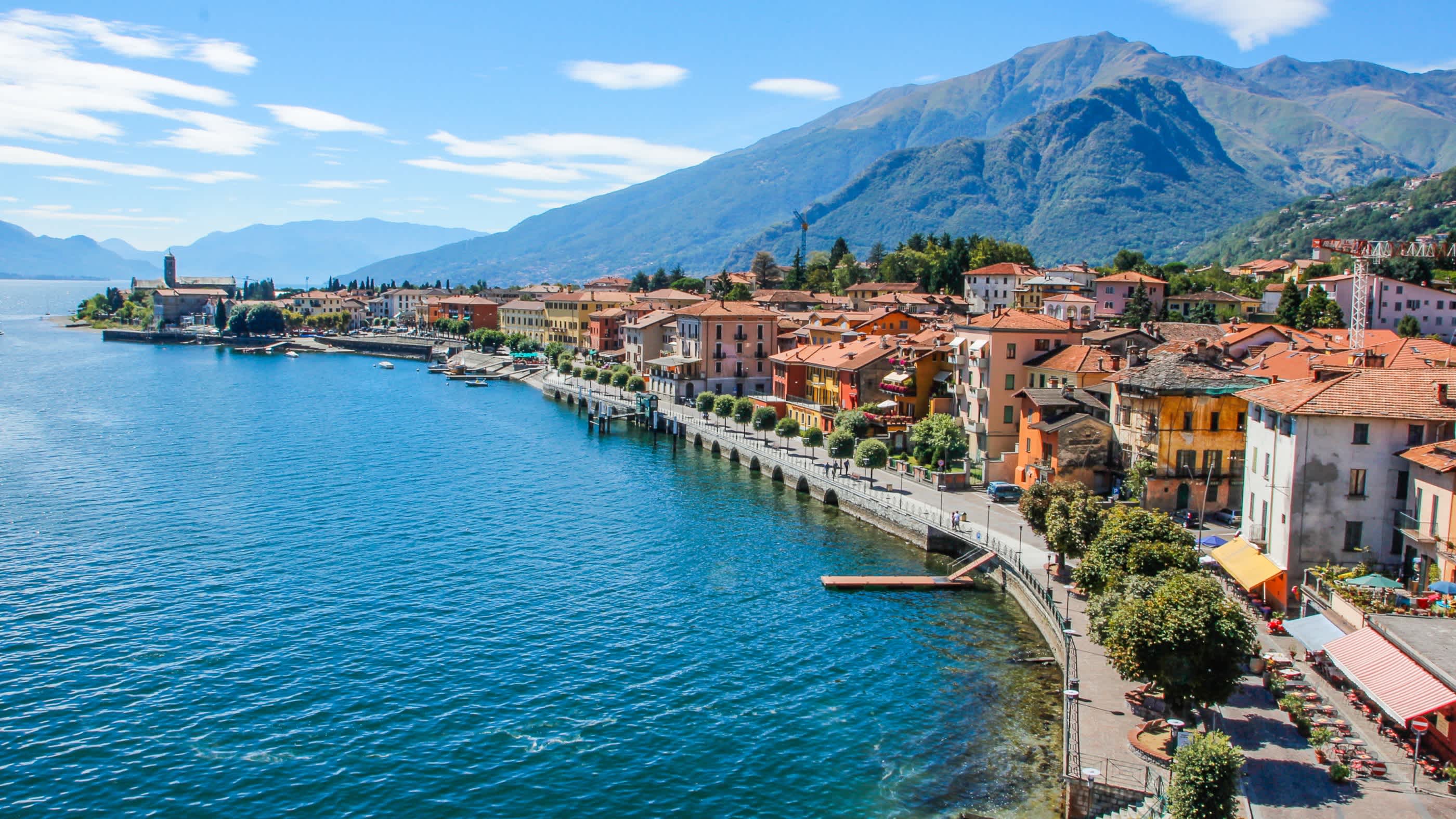 Vue d'une ville sur le lac de Côme, Lombardie, Italie.