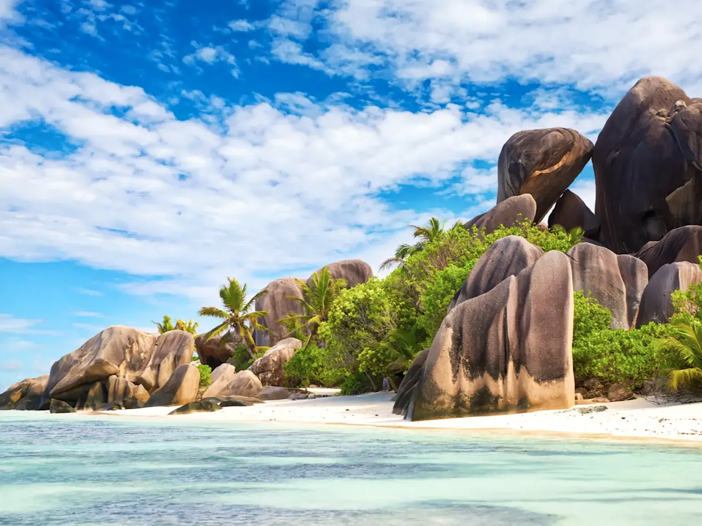 Seychellen, La Digue, Anse Source d'Argent Anse Source d'Argent avec ses rochers de granit iconiques et ses eaux turquoises. La Digue, Seychelles.