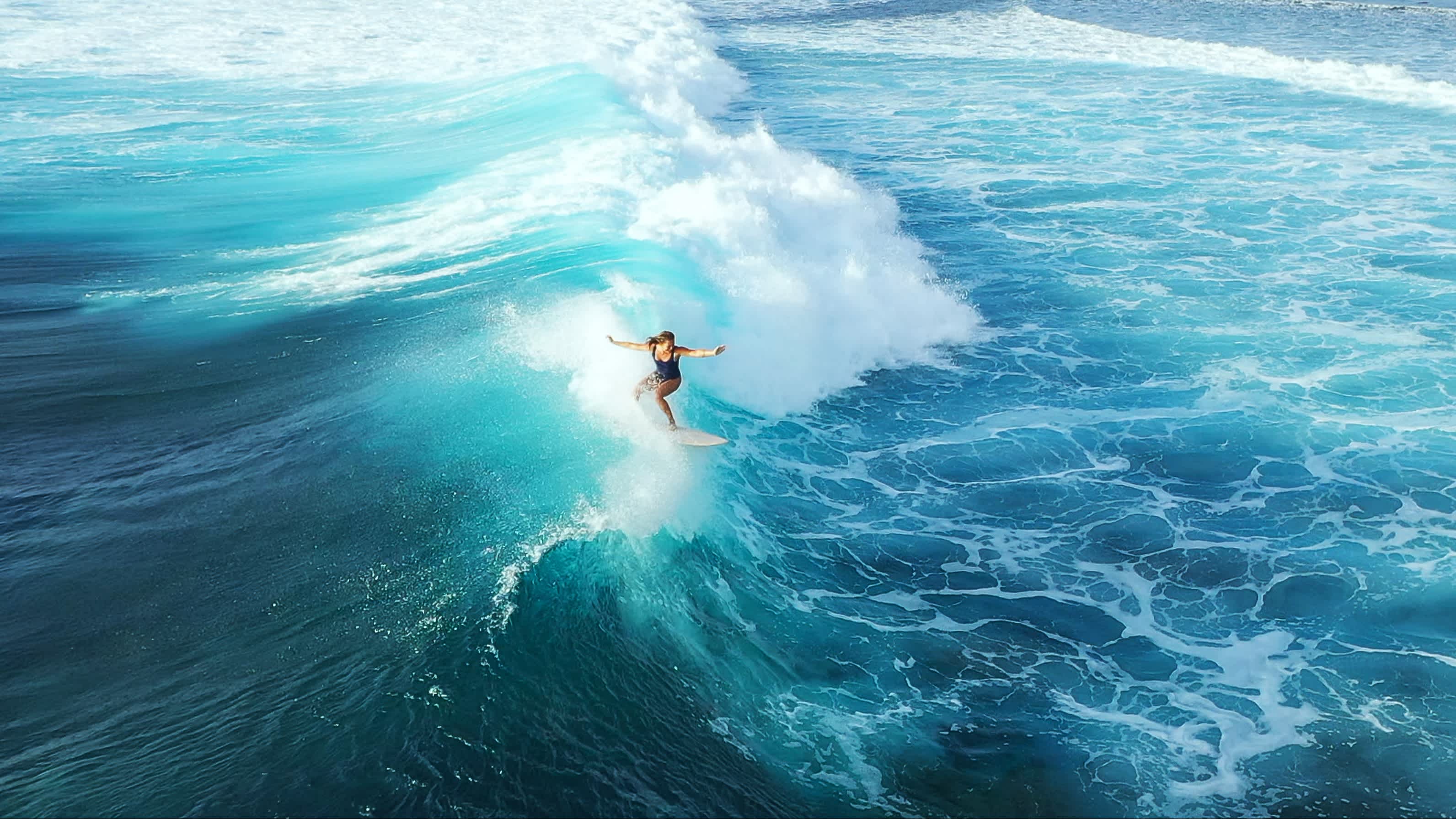 Surferin nimmt eine Welle