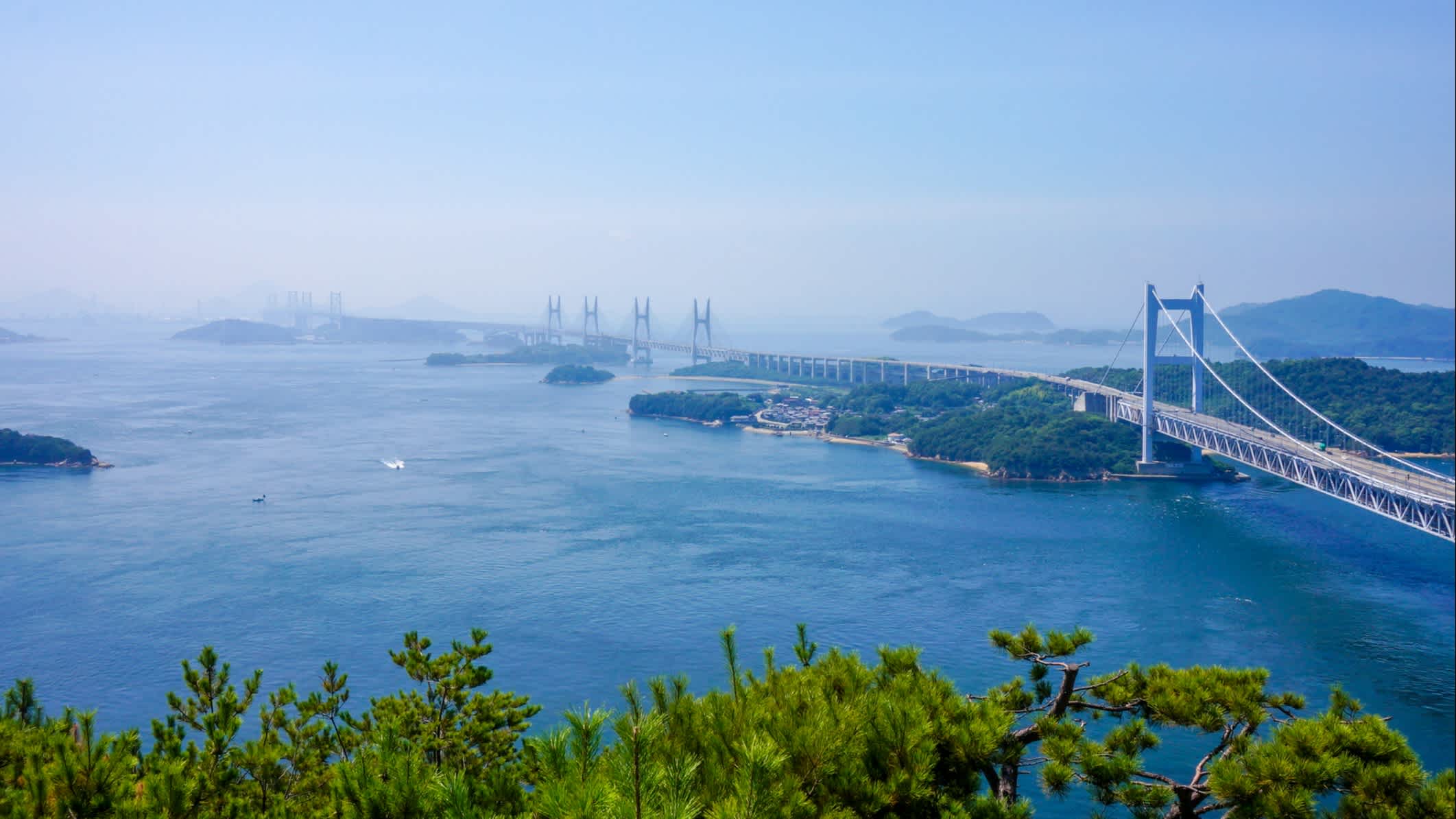 Ein Panoramablick auf die Seto-Brücke und Inseln in der Seto-Inlandsee, Japan. 

