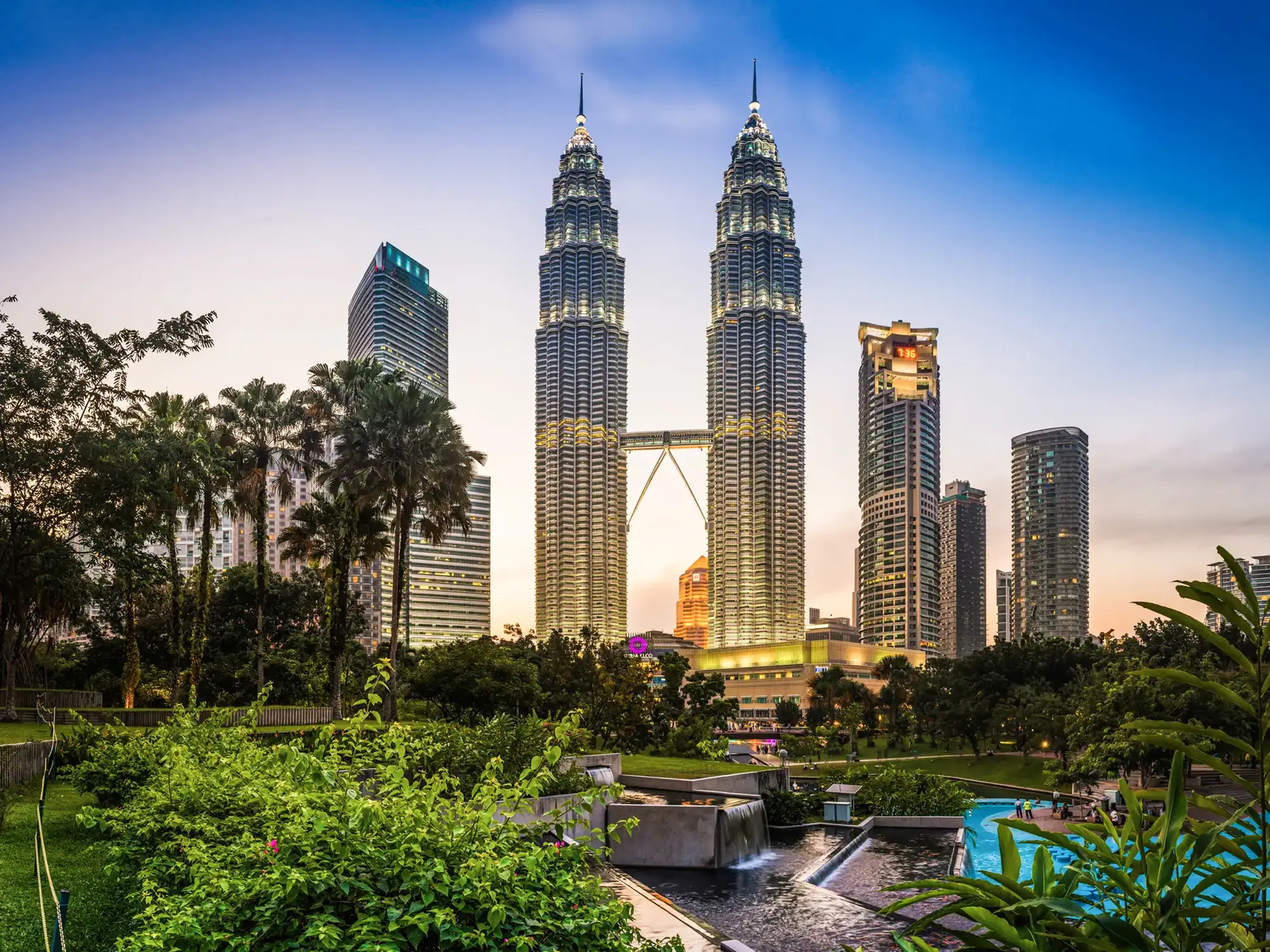 Tours Petronas et skyline au coucher du soleil, Kuala Lumpur, Territoire Fédéral, Malaisie.