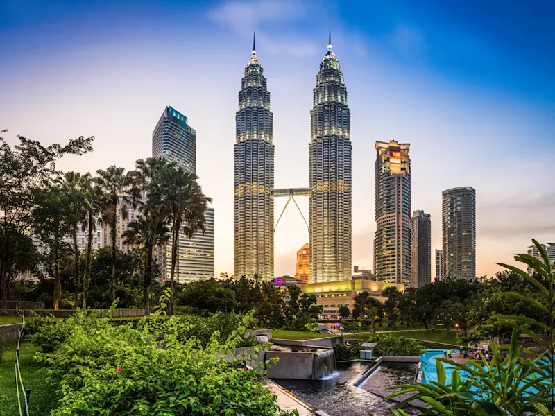 Malaisie, Territoire Fédéral, Kuala Lumpur Tours Petronas et skyline au coucher du soleil, Kuala Lumpur, Territoire Fédéral, Malaisie.