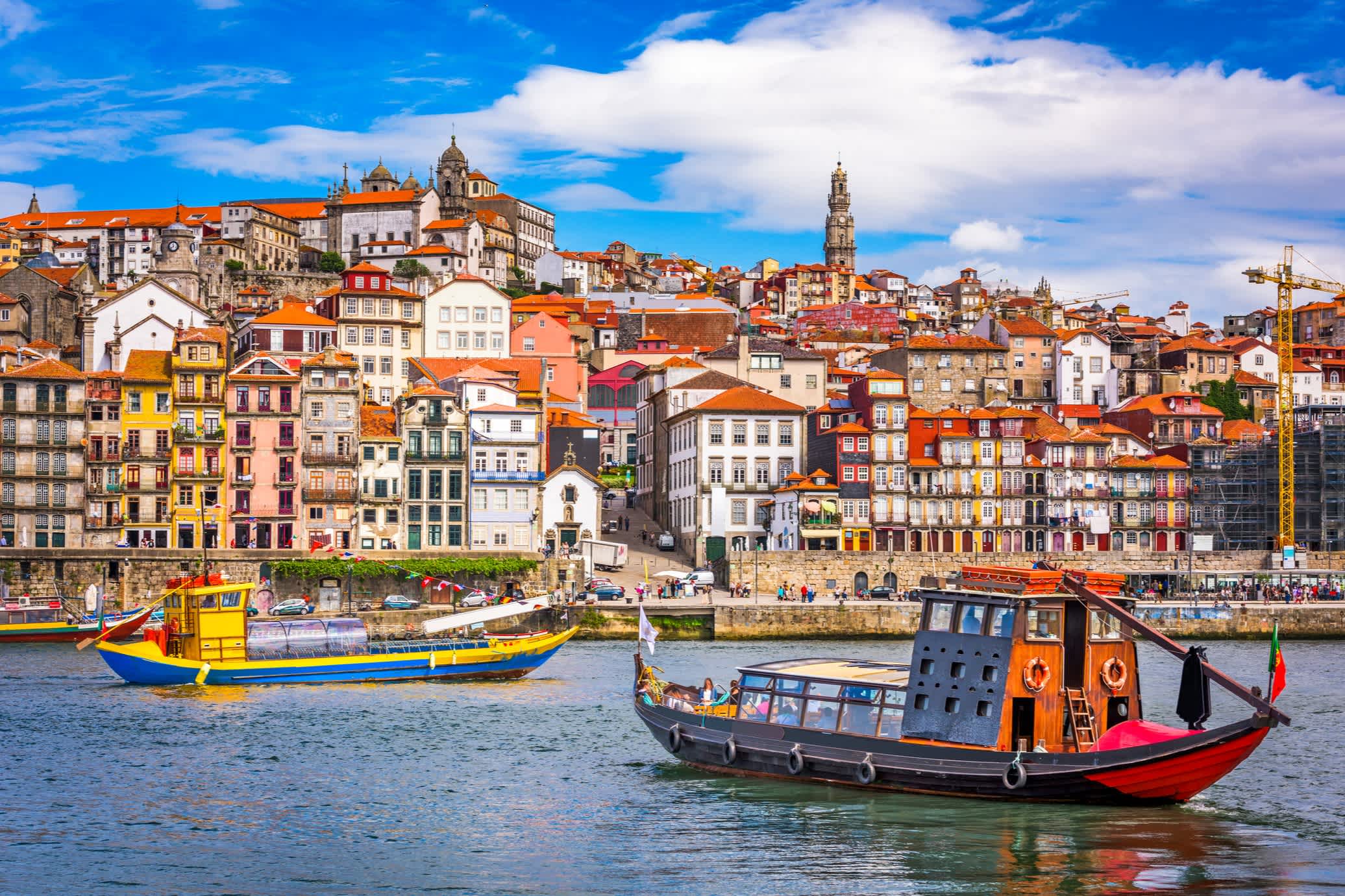 Blick auf den Fluss Douro in Portugal mit Booten und typischen Häuserfassen mit Mosaik-Fliesen