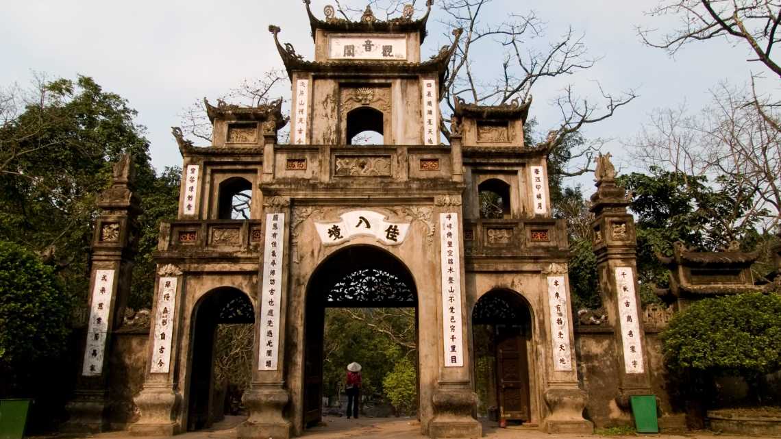 Porte de la pagode des Parfums dans les monts Huong Tich, Vietnam
