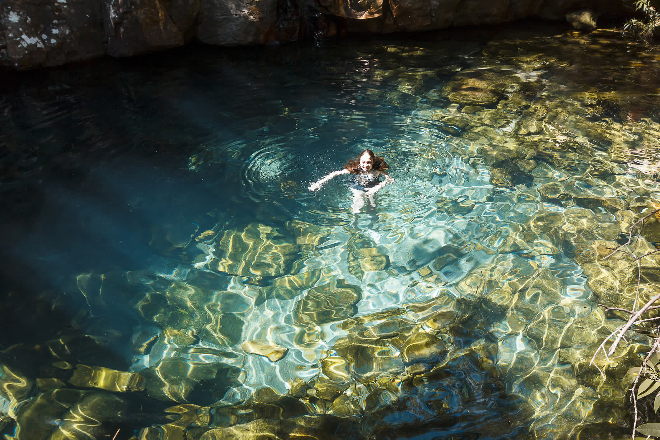 Junges Mädchen baden auf einem natürlichen Pool auf einem Fluss in Chapada dos Veadeiros