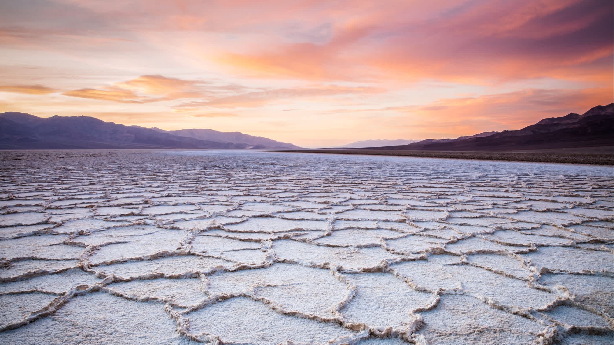 Ein ausgetrockneter See im Herzen des Death Valley in Kalifornien, USA