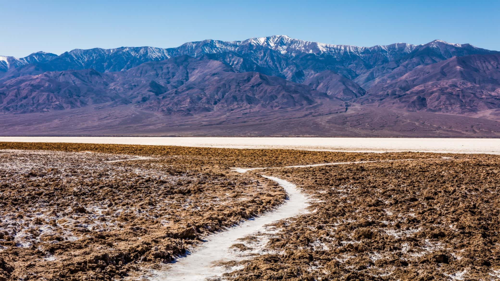 Der Grund des ausgetrockneten Meeres. Salzkristalle dehnen sich aus und drücken die Salzkruste in grobe, chaotische Formen im Death Valley, Kalifornien, USA