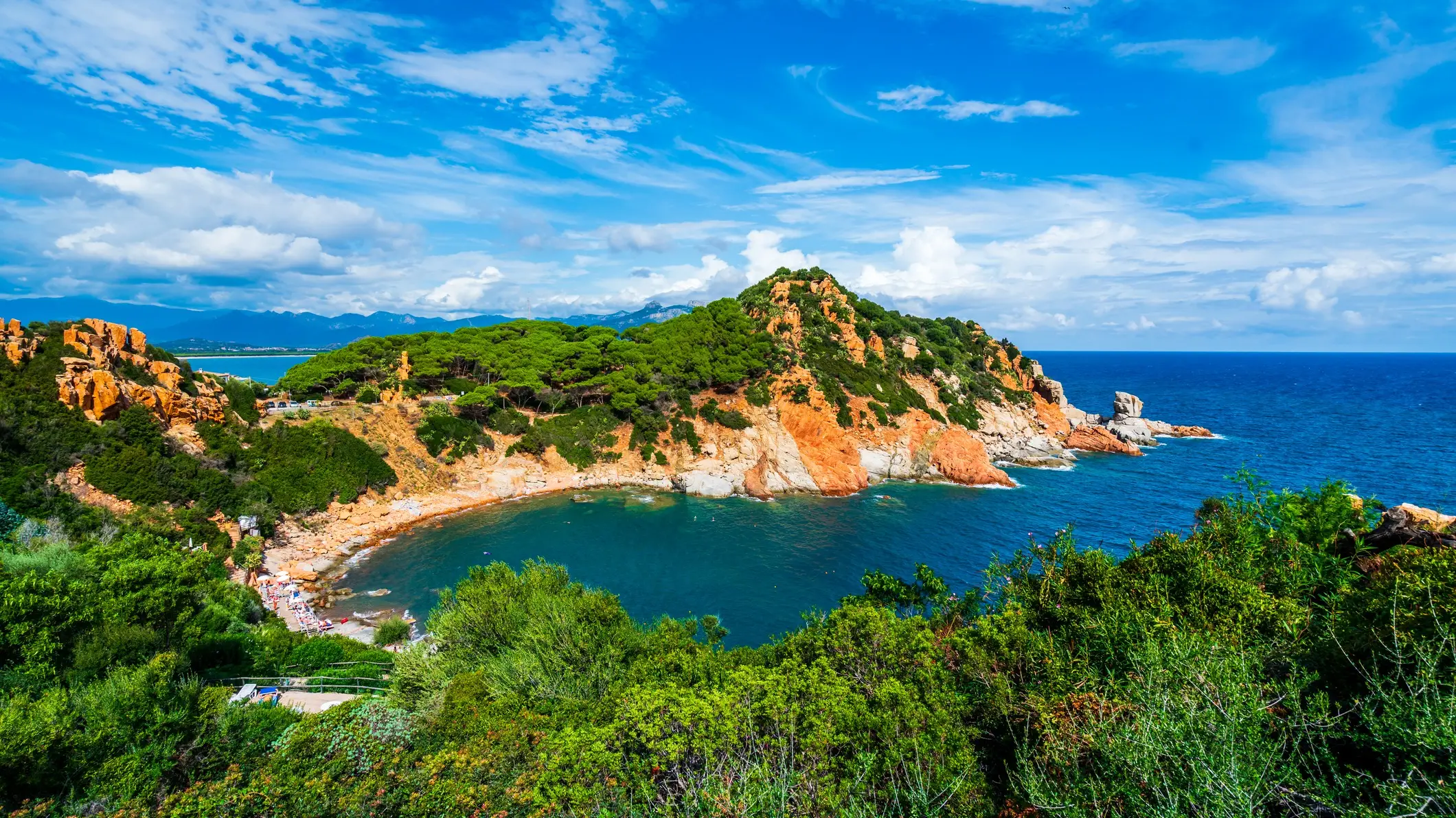Italie, Sardaigne, Arbatxa Crique de roches rouges près d'Arbatxa, Sardaigne, Italie
