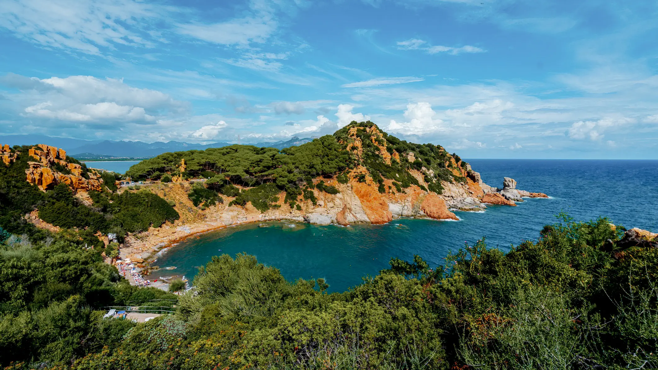 Crique de roches rouges près d'Arbatxa, Sardaigne, Italie