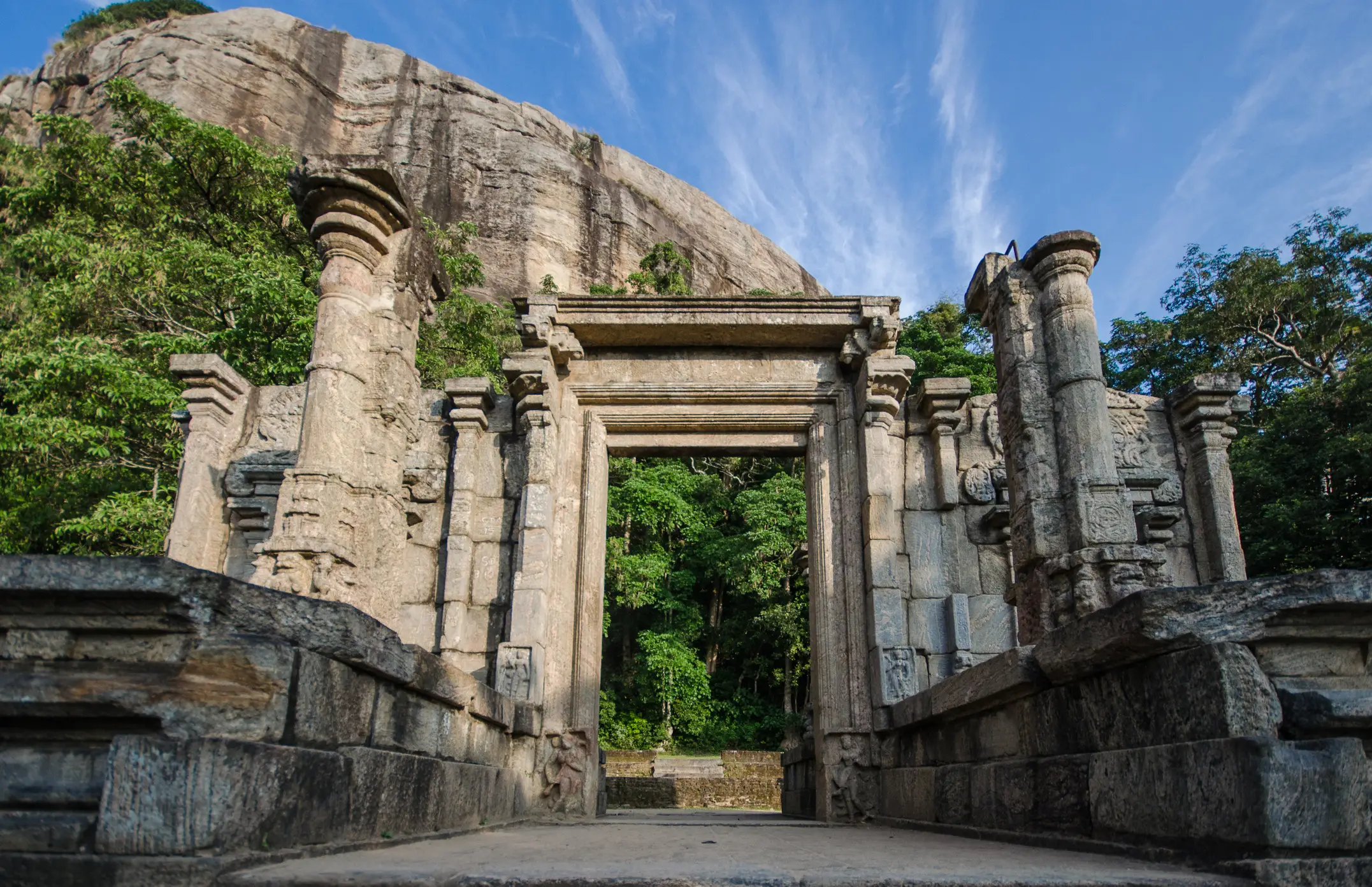 Yapahuwa, ancienne forteresse et capitale datant du début du XIIIe siècle. Des gravures rupestres bordent le long escalier raide qui mène au sommet du rocher. 