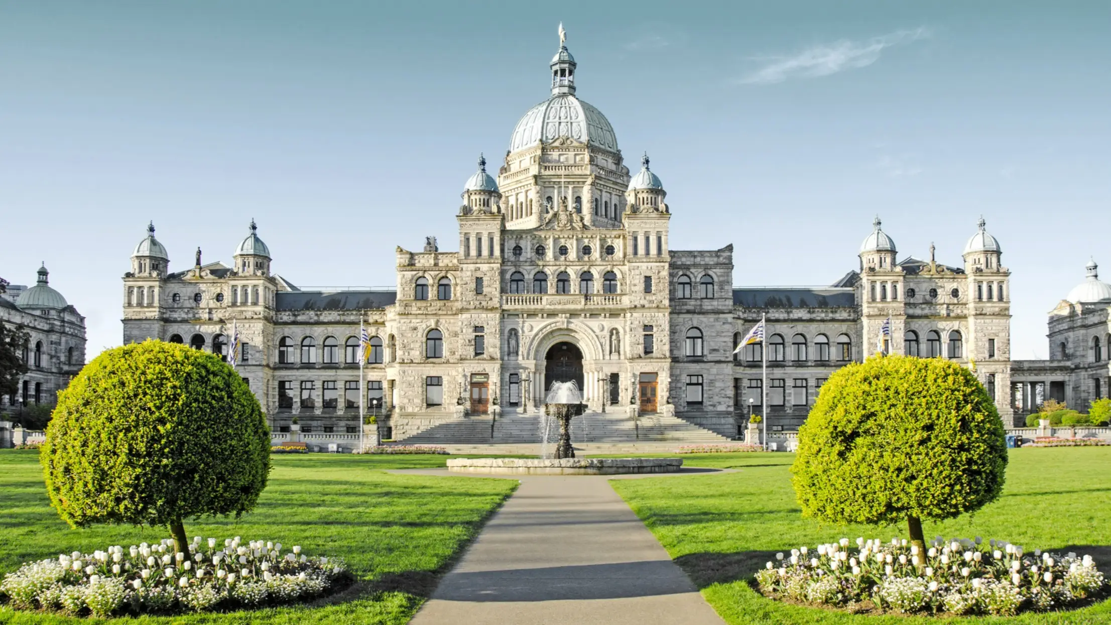 Victoria, Colombie-Britannique, Canada Le bâtiment historique du Parlement avec son jardin bien entretenu, Victoria, Colombie-Britannique, Canada.