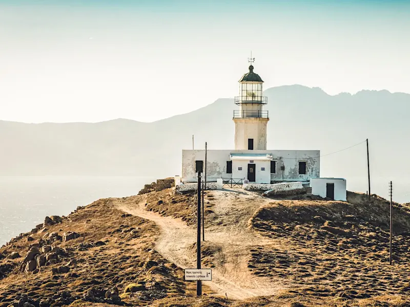 Grèce, Cyclades, Mykonos, phare d'Armenistis Le phare d'Armenistis sur une colline avec vue sur la mer, Mykonos, Cyclades, Grèce.