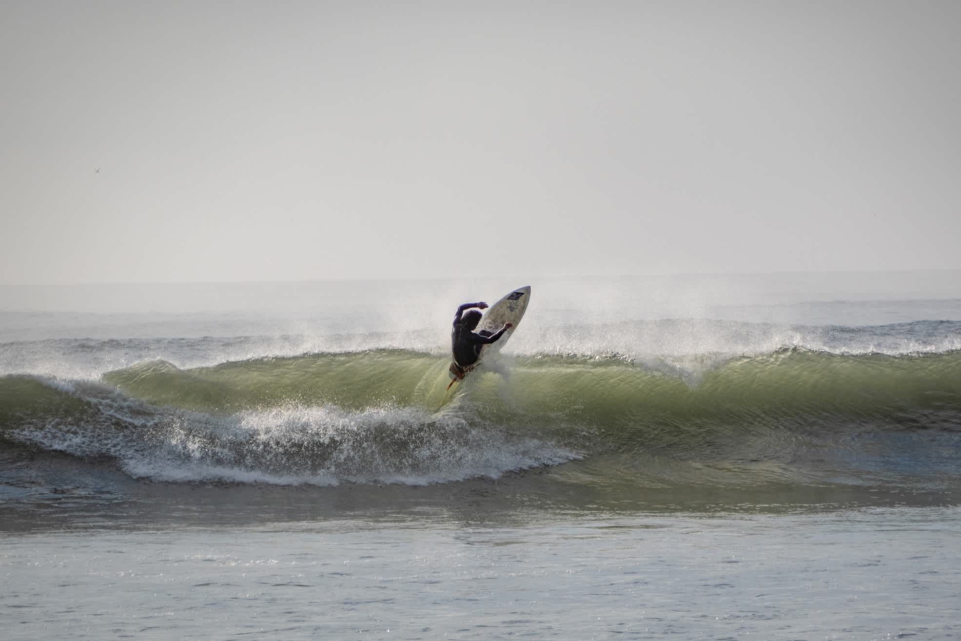 Surfer springt von einer Welle in Huanchaco in Peru.
