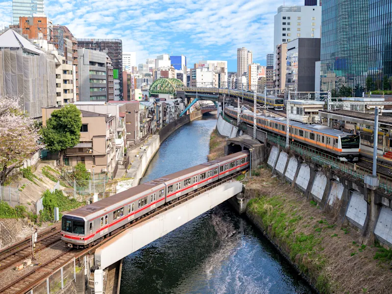 Japon, Tokyo, Kantō Vue urbaine avec des trains, une rivière et des bâtiments modernes. Tokyo, Kantō, Japon.