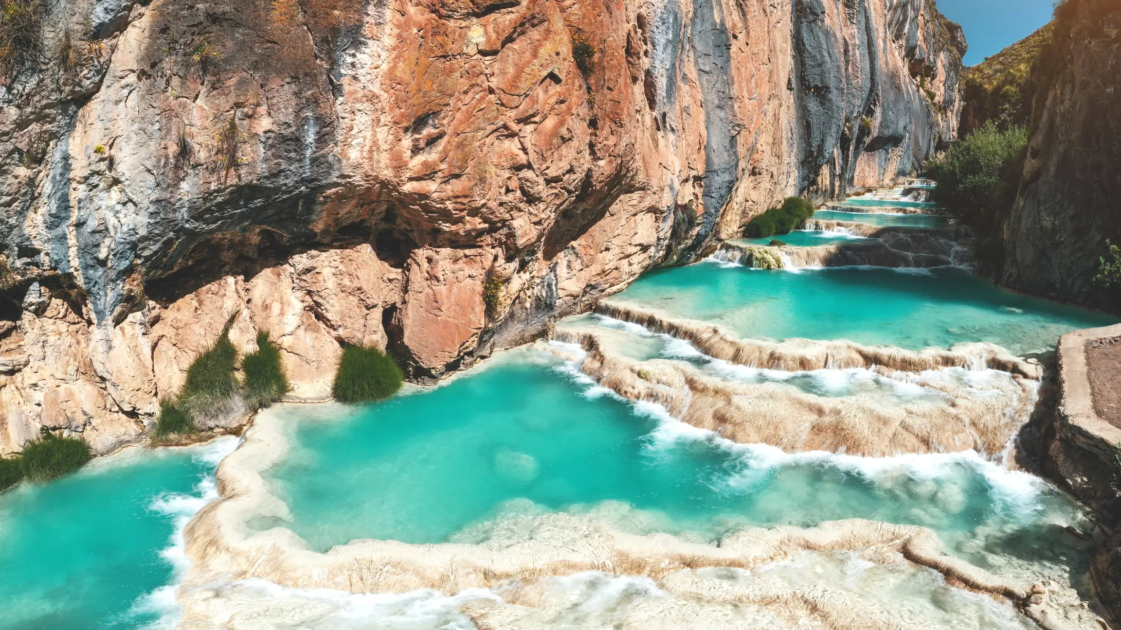 Natürliche Pools von Millpu in Huancaraylla. Türkisfarbene Lagunen bei Ayacucho, Reiseziel in Peru