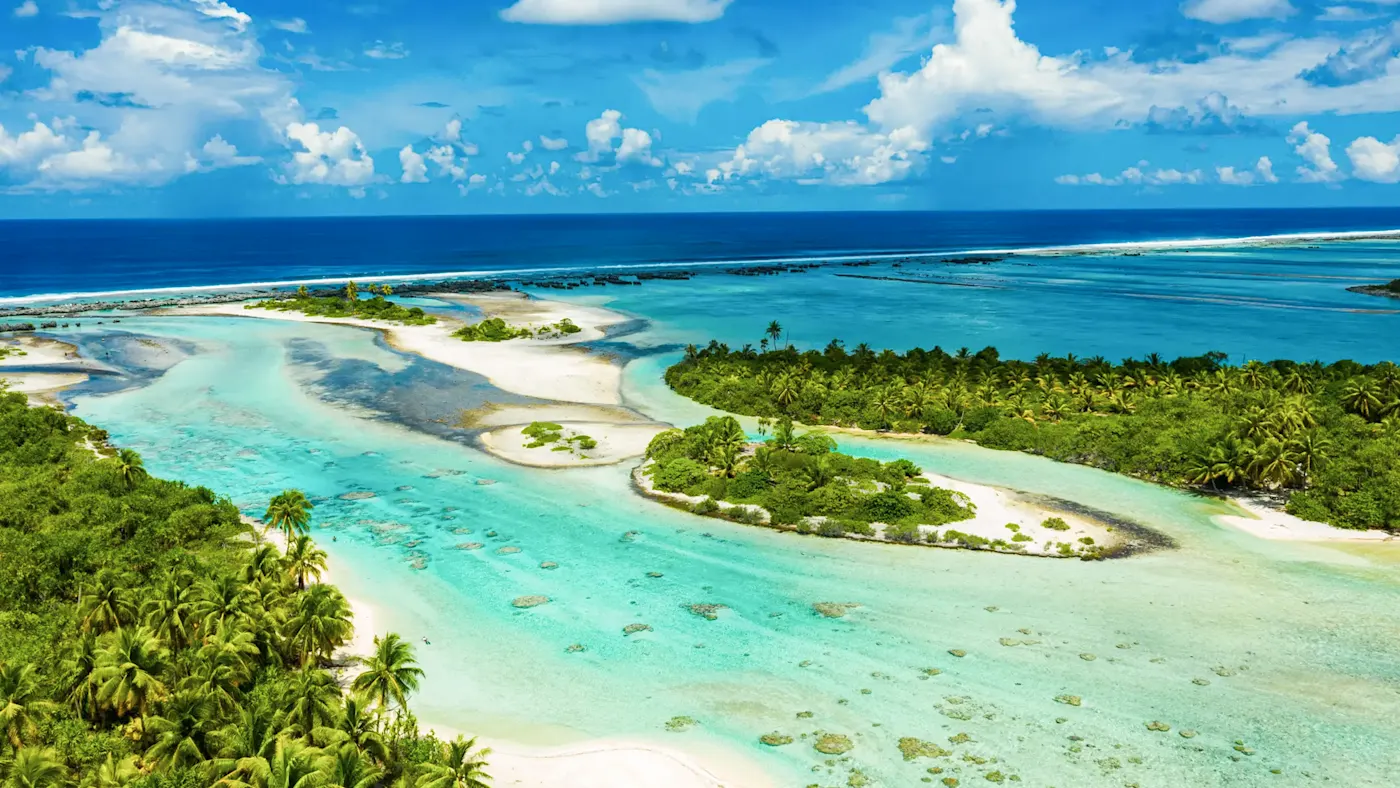 Lagons avec eau turquoise et îlots de palmiers. Rangiroa, Tahiti, Polynésie française.