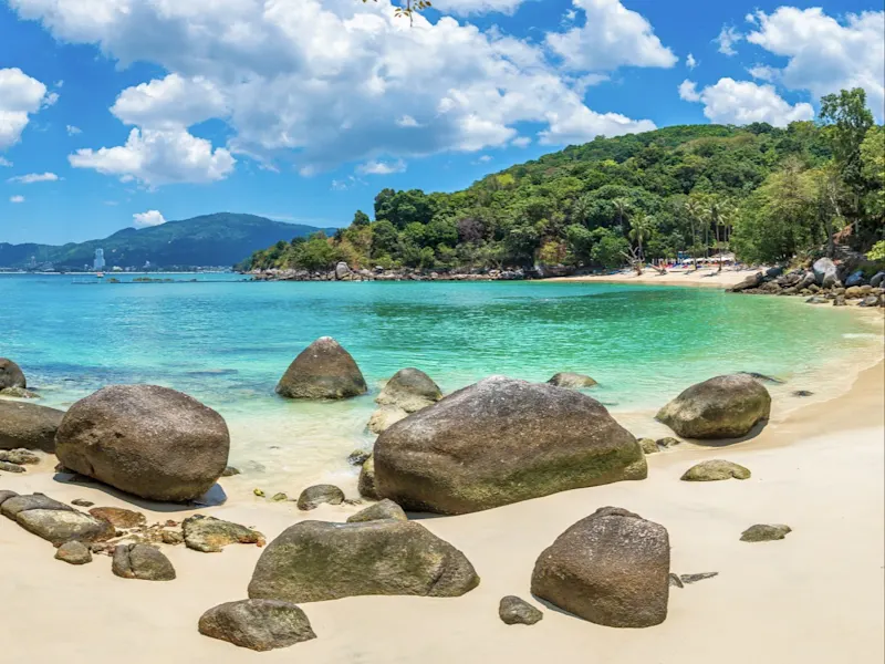 Paradise Beach, Thailand Phuket Der Paradise Beach auf Phuket ist ein idyllischer, abgelegener Strand mit kristallklarem Wasser und weißem Sand
