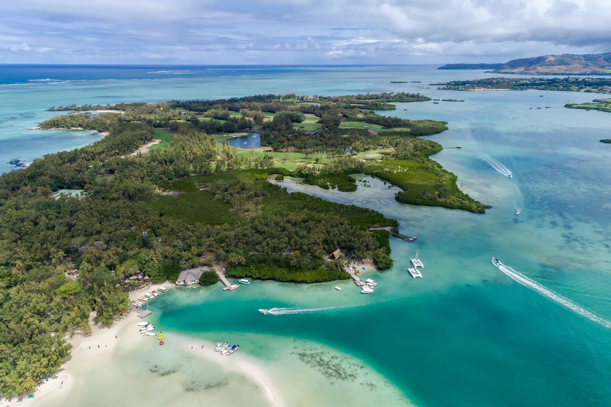 Mauritius, Golfplatz Luftaufnahme des Sandstrandes und des Golfplatzes in Ile Aux Cerfs, Mauritius.